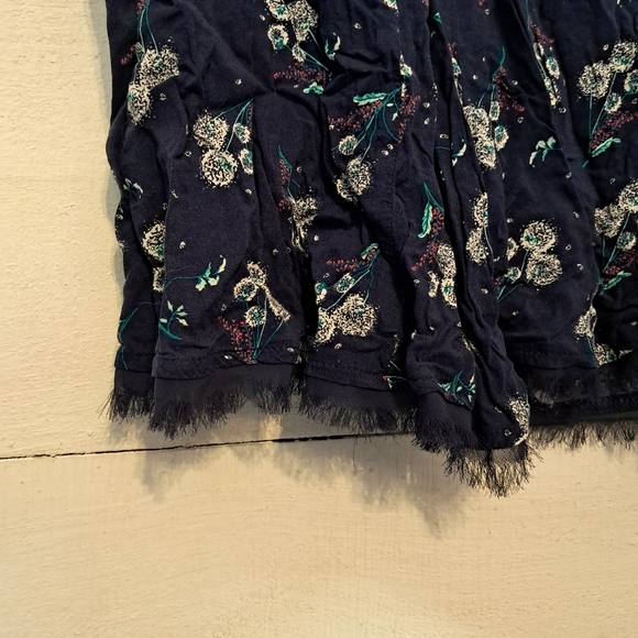Torrid Women’s Navy Floral Light Rough Hem Top Blouse Size 0 - Picture 4 of 7